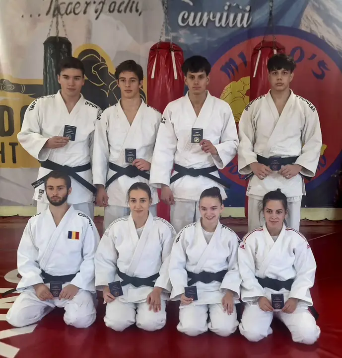 Centurile negre de la Miado's, cu certificatele de grad