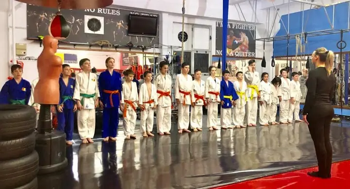 Grupa de copii, în sală