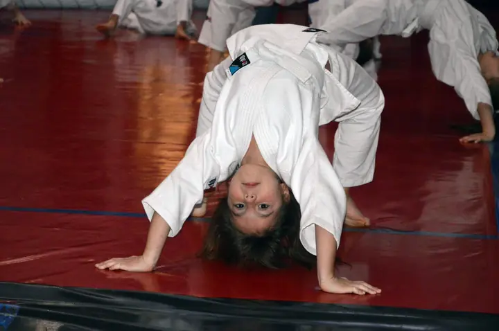 Încălzire pe tatami-ul roșu din sala noastră