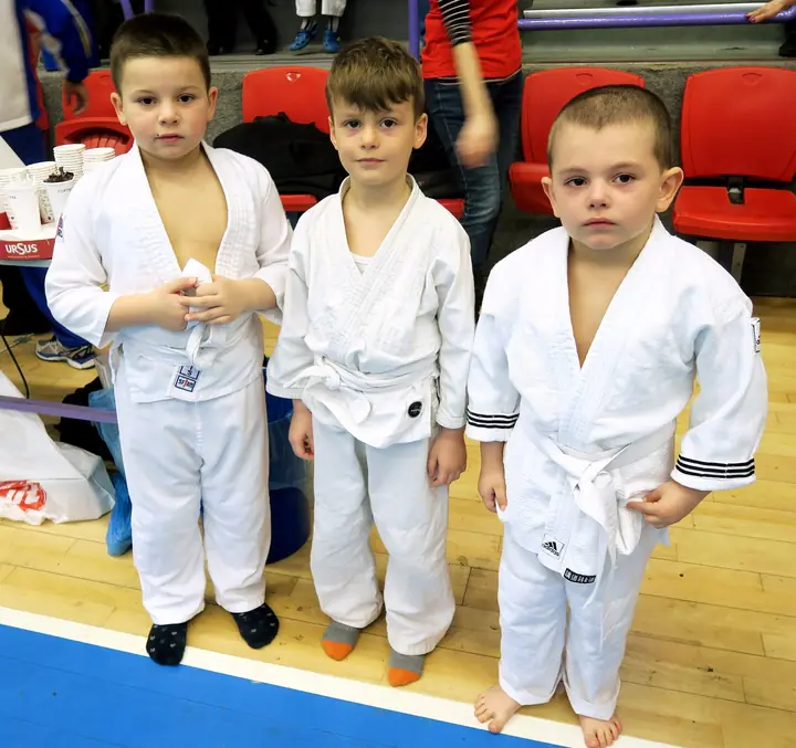 Trei dintre piticii noștri în kimono, gata de primul antrenament