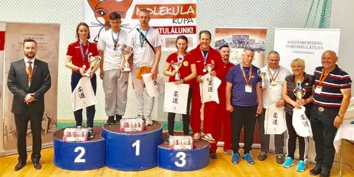 Pe podium, la o competiție de copii