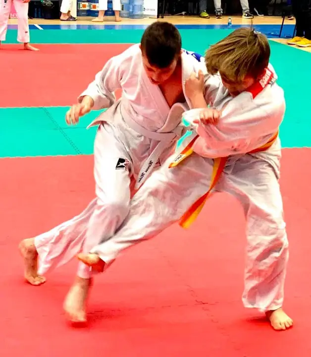 Luptă în picioare: priza pe kimono la o competiție de copii